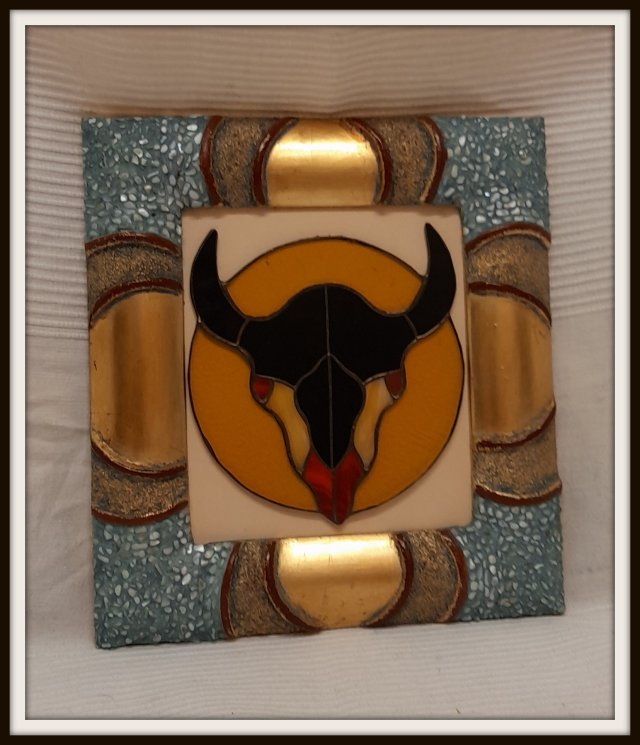 021.2023 Rama półwałek wysadzana macicą perłową. In 20,5 x 18,5 cm , Out 29,5 x 27,5 cm